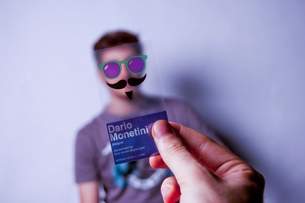 כרטיסה ביקור שקוף: ניתן להלביש את המשקפיים והשפם על אנשים